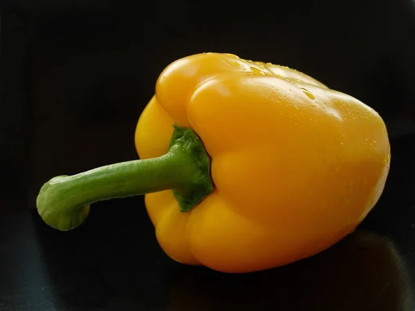 Le paprika jaune sur fond noir — Photo