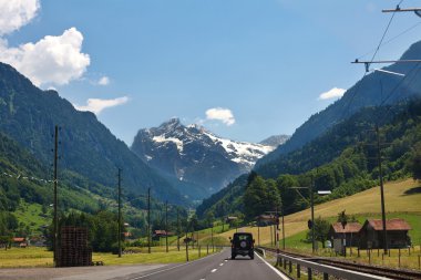 İsviçre Alpleri'nde dağlarında yol