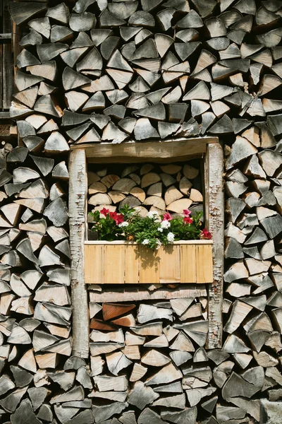 Dekorativní okno z ohnivzdorného dřeva — Stock fotografie
