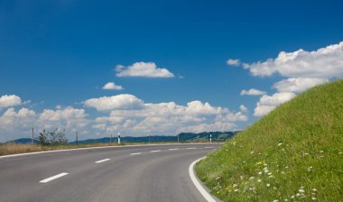 İsviçre Alpleri'nde dağlarında yol