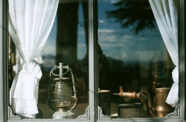 antika kandil, Kahve değirmeni ve pencere pervazına, su ısıtıcısı