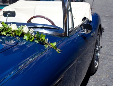 Çiçeklerle süslenmiş klasik düğün arabası.
