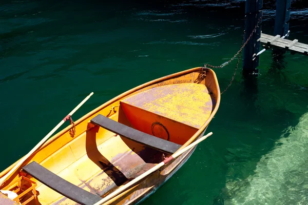 Barco laranja na água — Fotografia de Stock