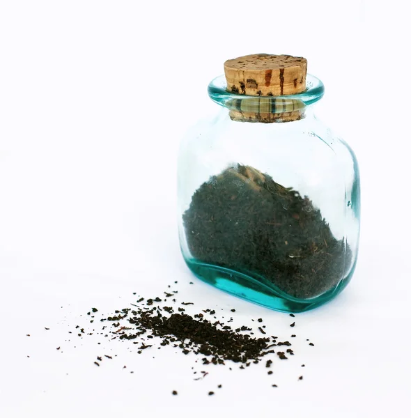 Стеклянная бутылка черного чая — стоковое фото