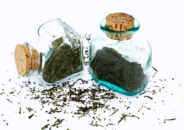 Γυάλινες φιάλες, μαύρο και πράσινο τσάι — Φωτογραφία Αρχείου