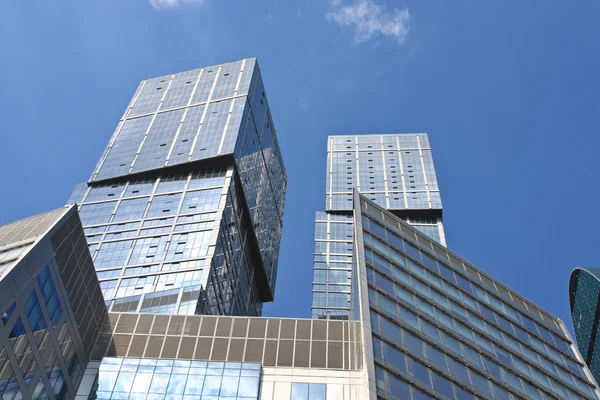 Uusi pilvenpiirtäjiä business center, kiipeilijät puhtaat ikkunat — kuvapankkivalokuva