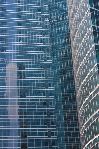 Nowe centrum wieżowce, wspinaczy czysty windows — Zdjęcie stockowe