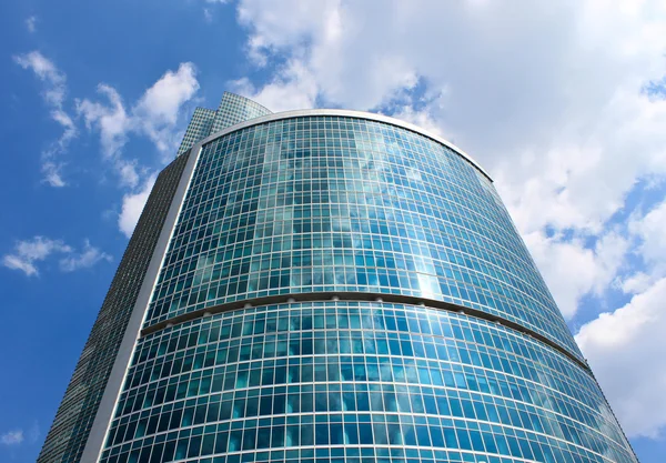 Pencakar langit baru pusat bisnis, pendaki membersihkan jendela — Stok Foto