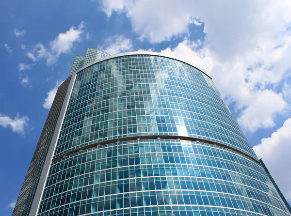 Nové obchodní centrum mrakodrapy, horolezci čištění windows — Stock fotografie