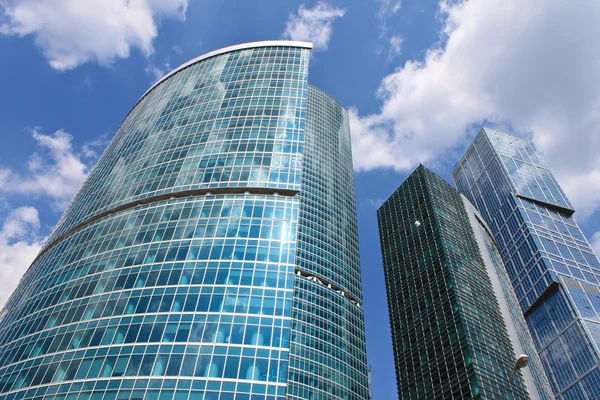 Новые небоскребы бизнес-центр, альпинисты чистые окна — стоковое фото