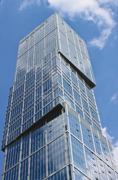 Uusi pilvenpiirtäjiä business center, kiipeilijät puhtaat ikkunat — kuvapankkivalokuva