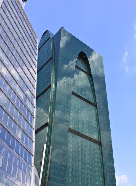 Nuovo centro business grattacieli, scalatori finestre pulite — Foto Stock
