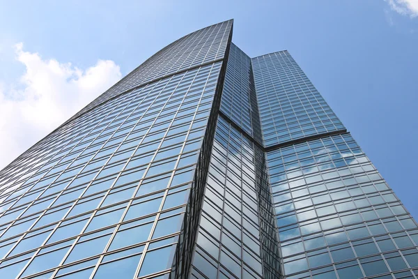 Nuevo centro de negocios de rascacielos, escaladores limpian ventanas Fotos de stock libres de derechos