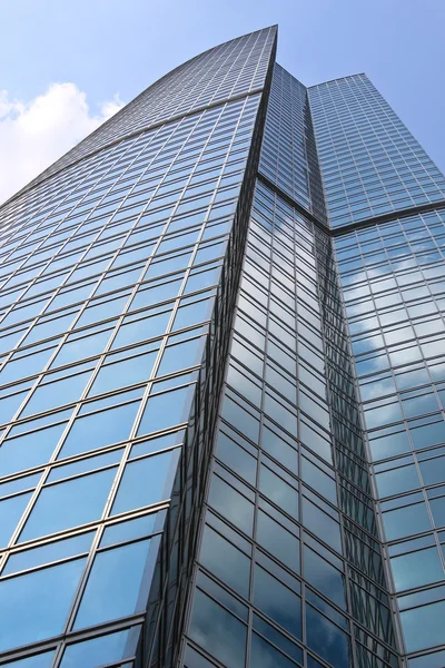 Nuevo centro de negocios de rascacielos, escaladores limpian ventanas Imagen de archivo