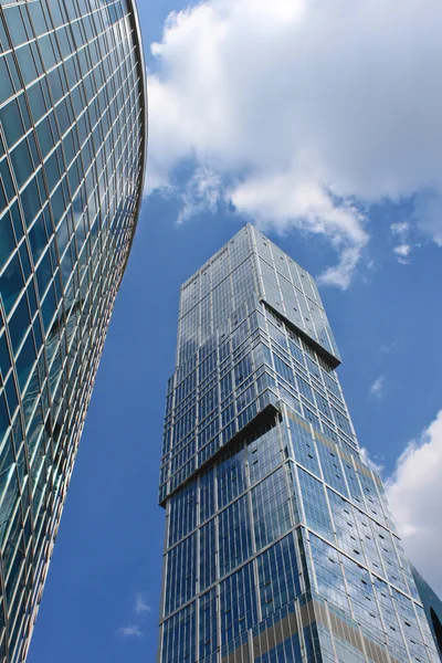 Nouveaux gratte-ciel centre d'affaires, escaliers nettoyer les fenêtres Image En Vente