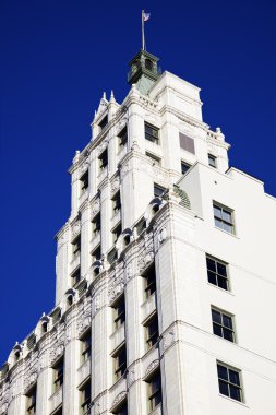 Beyaz Mavi gökyüzü karşı bina