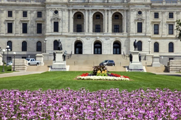 Blommor framför state capitol — Stockfoto
