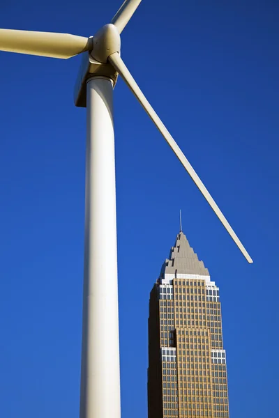 Větrná turbína a mrakodrap — Stock fotografie