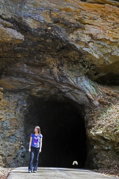 Dziewczyna podziwiając rock w red river gorge state park — Zdjęcie stockowe