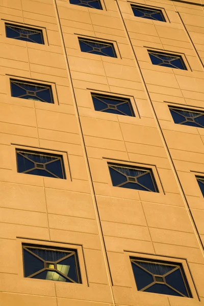 Окна здания суда — стоковое фото