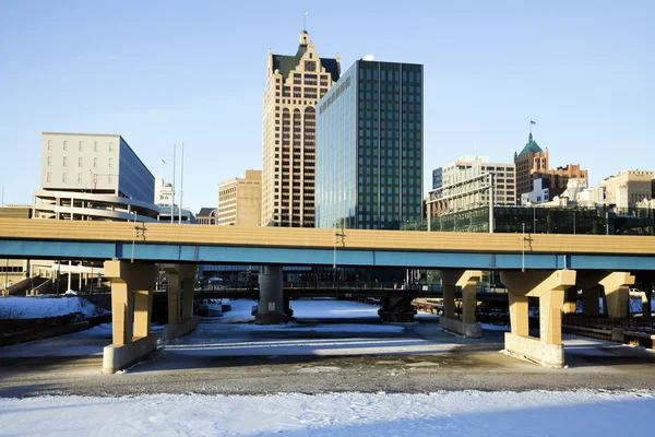 Centro di Milwaukee sopra il fiume ghiacciato — Foto Stock