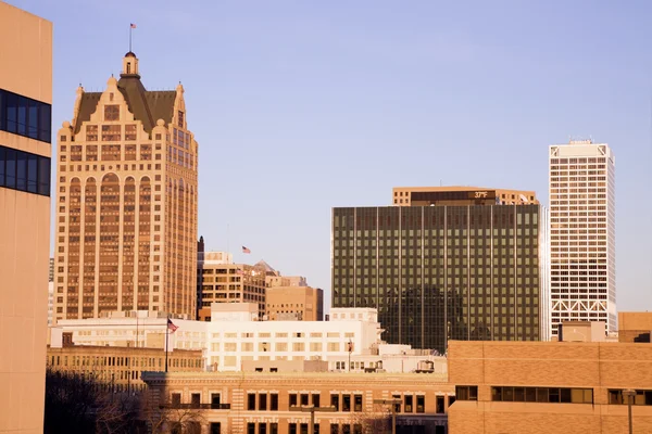 Luces de la tarde en los edificios Milwaukee . — Foto de Stock