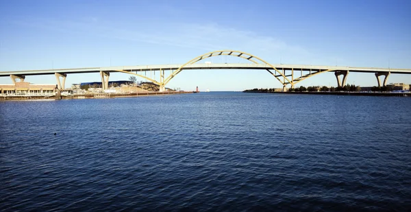 Vzdálený pohled mostu na jezeře dálnice — Stock fotografie