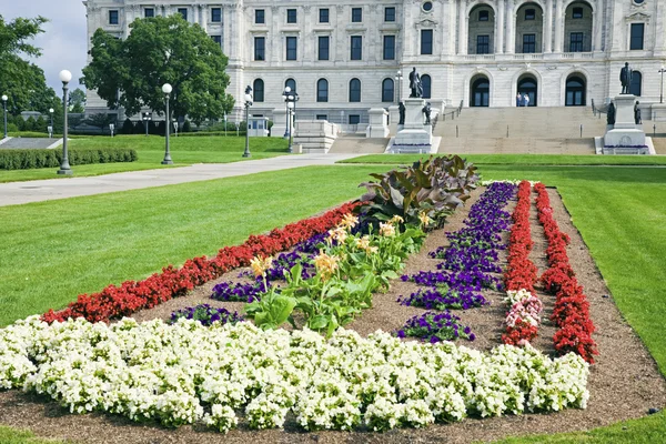 Blommor framför state capitol — Stockfoto
