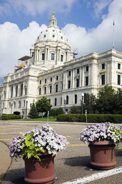 Flores frente al Capitolio del Estado —  Fotos de Stock
