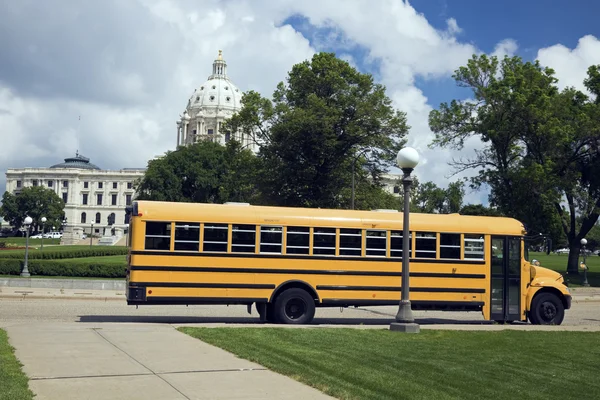 Школьный автобус перед Капитолием штата — стоковое фото