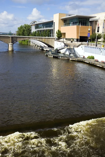 Építészet, végig a folyó - a grand rapids, michigan, Amerikai Egyesült Államok. — Stock Fotó
