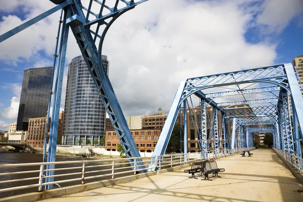 Ponte azul em Grand Rapids — Fotografia de Stock