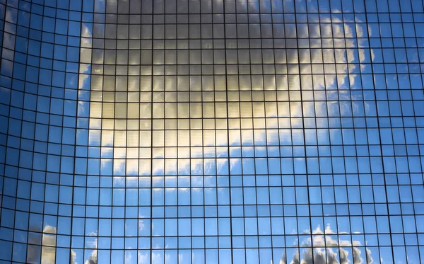 Windows yansıması bulutlar — Stok fotoğraf