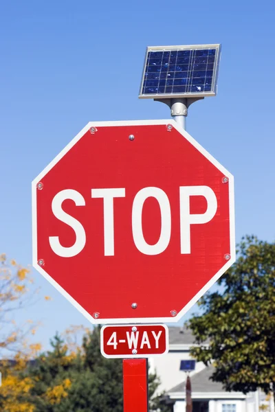 Stoppskylt drivs av ett solar batteri — Stockfoto