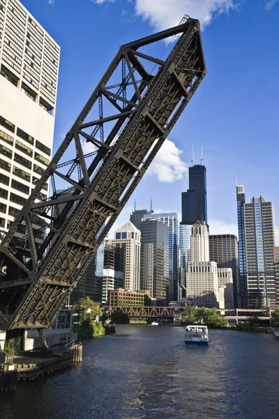 Brücke in die Innenstadt — Stockfoto
