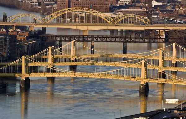 Brücken in der Innenstadt von Pittsburgh — Stockfoto