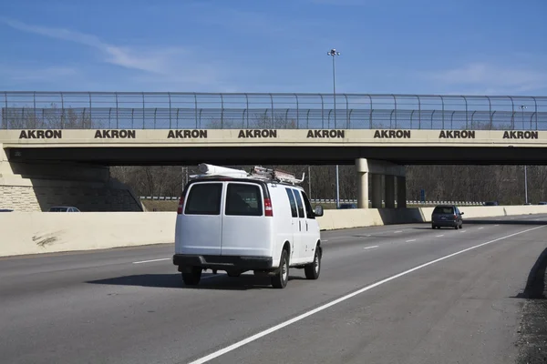 Van blanc entrant dans Akron — Photo