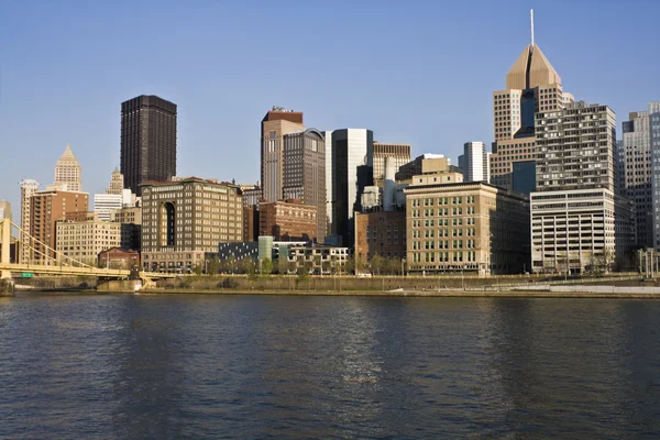Downtown Pittsburgh do outro lado do rio — Fotografia de Stock