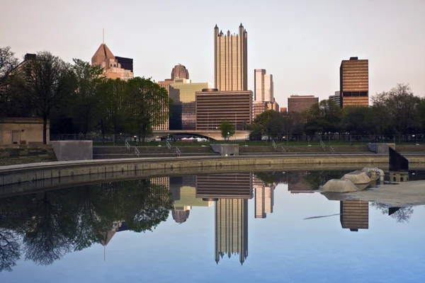 Centro de Pittsburgh reflejado —  Fotos de Stock