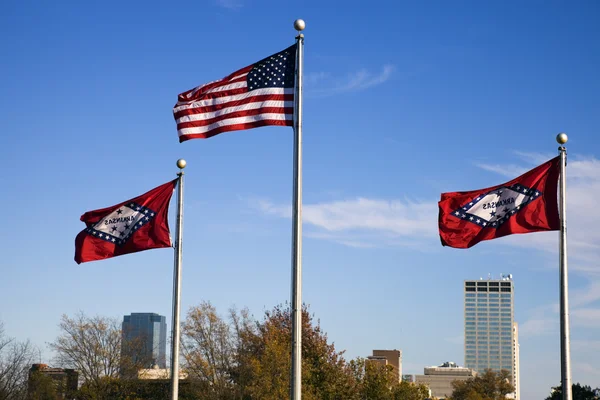 Drapeaux devant le Capitole d'Etat à Little Rock — Photo