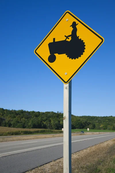Dikkat et! çiftçiler traktör üzerinde! — Stok fotoğraf