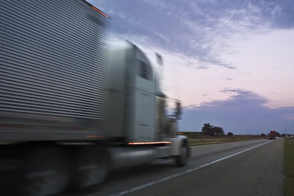 Ciężarówka jazdy podczas zachodu słońca — Zdjęcie stockowe