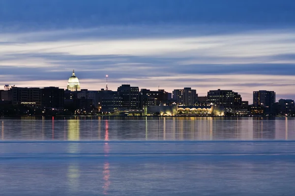 Downtown Madison över monona sjö — Stockfoto