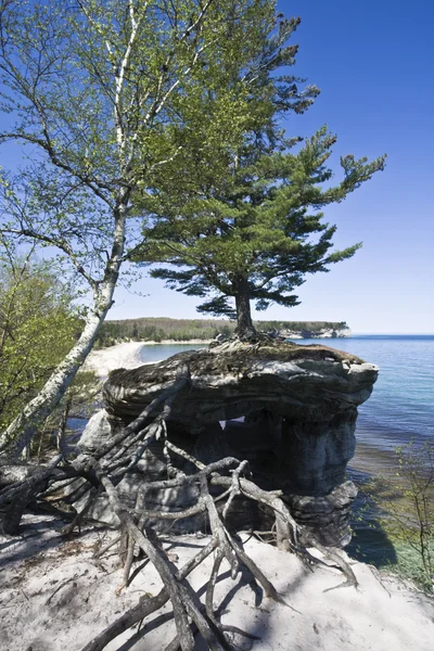 Afgebeeld rotsen nationale oever van het meer — Stockfoto