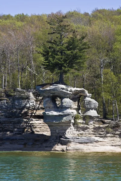 Képen látható sziklák nemzeti tóparton — Stock Fotó