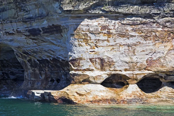 그림된 바위 국가 호숫가 — 스톡 사진