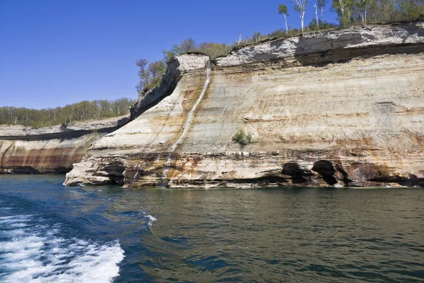 Afgebeeld rotsen nationale oever van het meer — Stockfoto