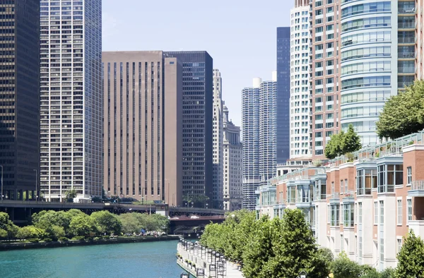 Apartmány podél řeky chicago — Stock fotografie
