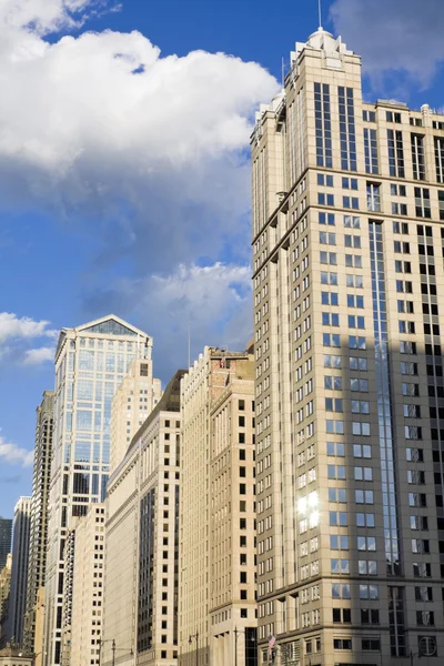 Byggnader längs chicago river — Stockfoto