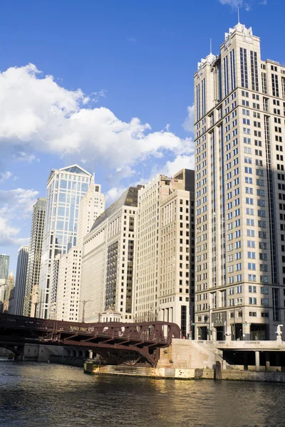 Gebäude entlang des Flusses Chicago — Stockfoto
